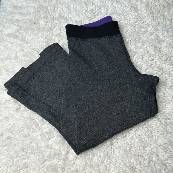 Lululemon Charcoal Cropped Capri Leggings Slight Flare EE28 - Picture 2 of 9